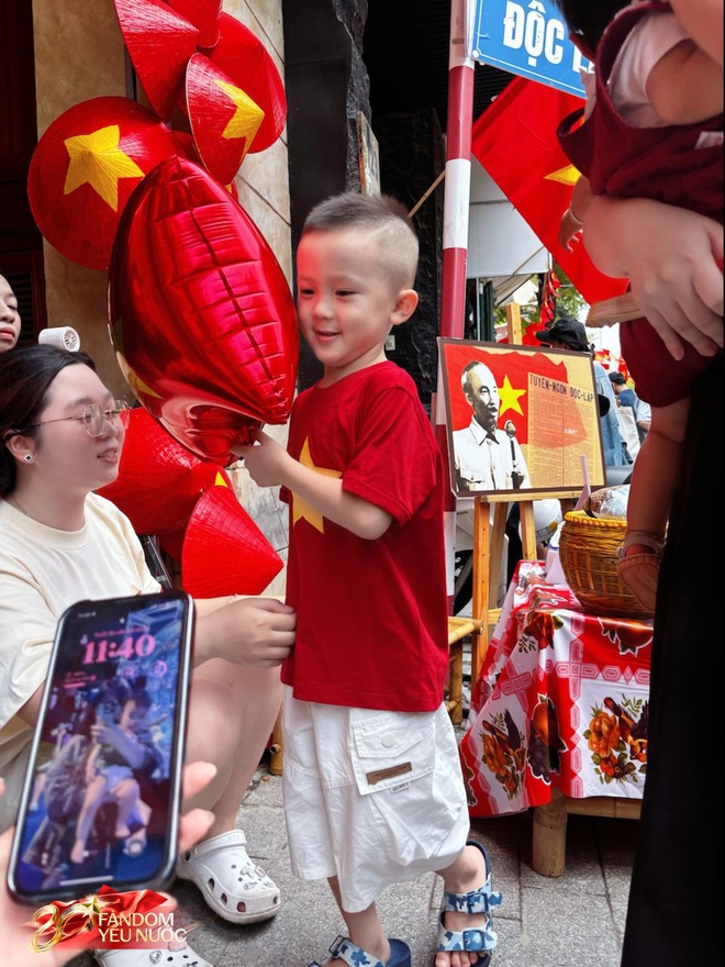 Quý tử nhà Duy Mạnh hot nhất phố Nguyễn Thái Học, được người dân đi xem tổng hợp luyện A80 thi nhau xin chụp ảnh- Ảnh 4.