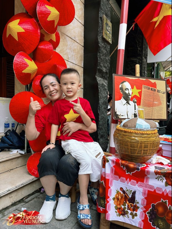 Quý tử nhà Duy Mạnh hot nhất phố Nguyễn Thái Học, được người dân đi xem tổng hợp luyện A80 thi nhau xin chụp ảnh- Ảnh 2.