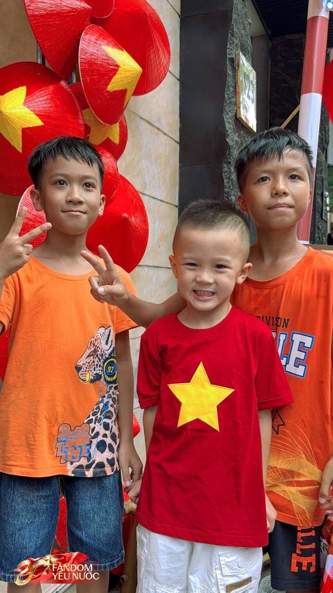 Quý tử nhà Duy Mạnh hot nhất phố Nguyễn Thái Học, được người dân đi xem tổng hợp luyện A80 thi nhau xin chụp ảnh- Ảnh 7.