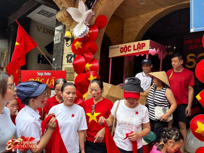 Quý tử nhà Duy Mạnh hot nhất phố Nguyễn Thái Học, được người dân đi xem tổng hợp luyện A80 thi nhau xin chụp ảnh- Ảnh 12.