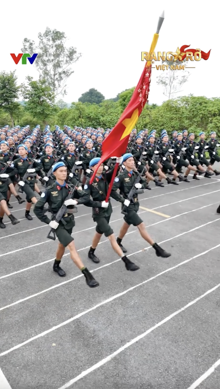 M&agrave;n trả lời phỏng vấn VTV bằng tiếng Anh của chiến sĩ tham gia diễu binh A80 g&acirc;y sốt- Ảnh 4.