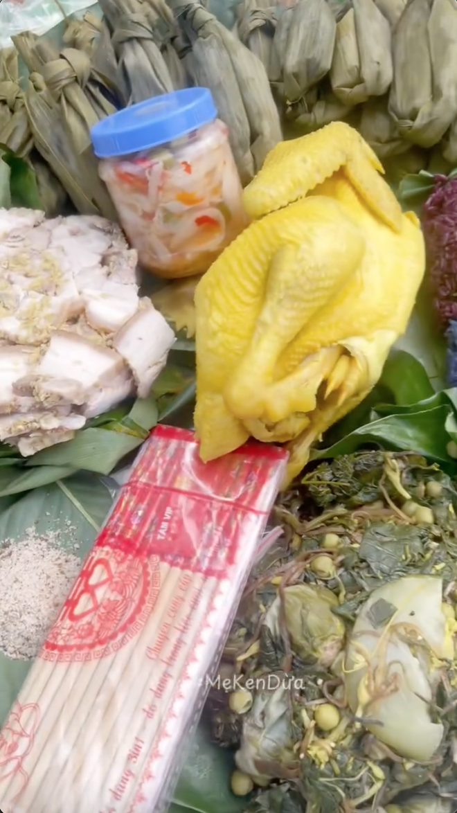 Chủ nhân mâm xôi gà xem diễu binh đang hot nhất MXH: Đi từ 3h30, mang toàn đặc sản quê nhà đến Hà Nội- Ảnh 1. Chủ nhân mâm xôi gà xem diễu binh đang hot nhất MXH: Đi từ 3h30, mang toàn đặc sản quê nhà đến Hà Nội- Ảnh 1.