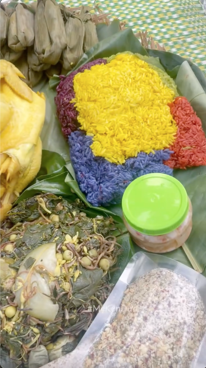 Chủ nhân mâm xôi gà xem diễu binh đang hot nhất MXH: Đi từ 3h30, mang toàn đặc sản quê nhà đến Hà Nội- Ảnh 2. Chủ nhân mâm xôi gà xem diễu binh đang hot nhất MXH: Đi từ 3h30, mang toàn đặc sản quê nhà đến Hà Nội- Ảnh 2.