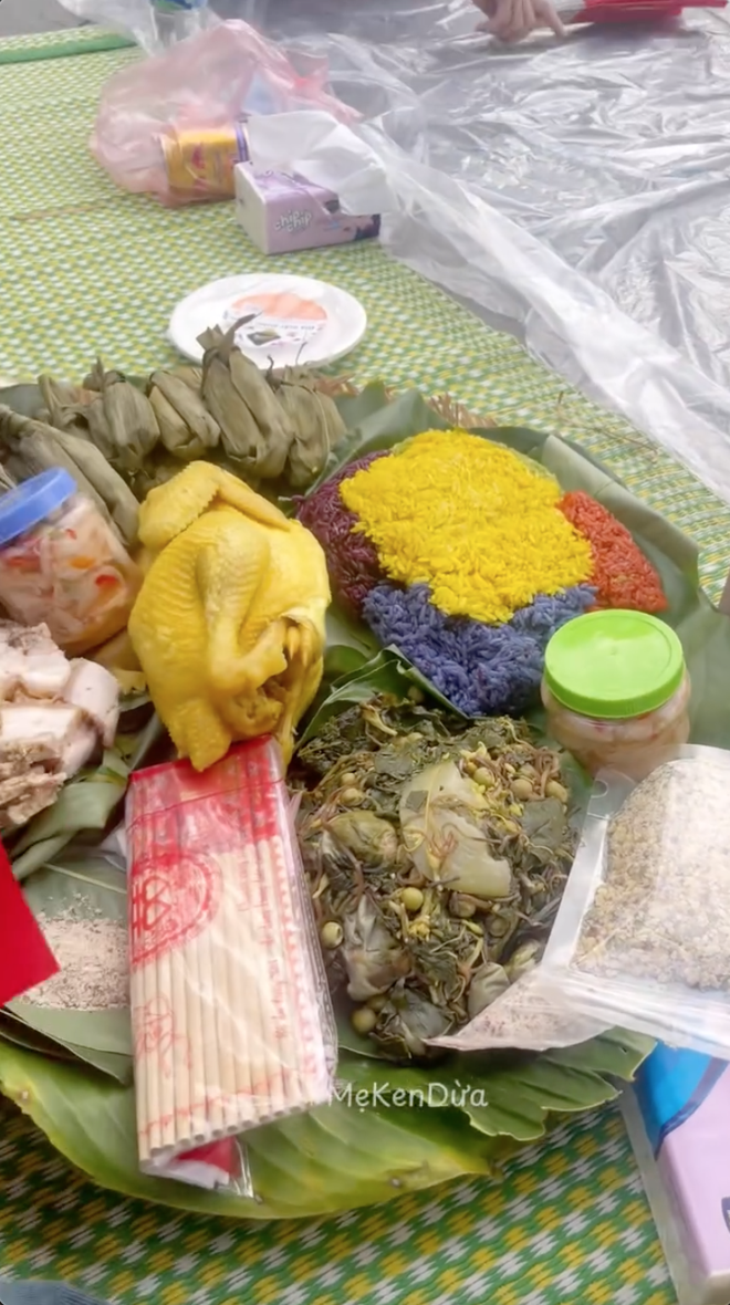 Chủ nhân mâm xôi gà xem diễu binh đang hot nhất MXH: Đi từ 3h30, mang toàn đặc sản quê nhà đến Hà Nội- Ảnh 3. Chủ nhân mâm xôi gà xem diễu binh đang hot nhất MXH: Đi từ 3h30, mang toàn đặc sản quê nhà đến Hà Nội- Ảnh 3.