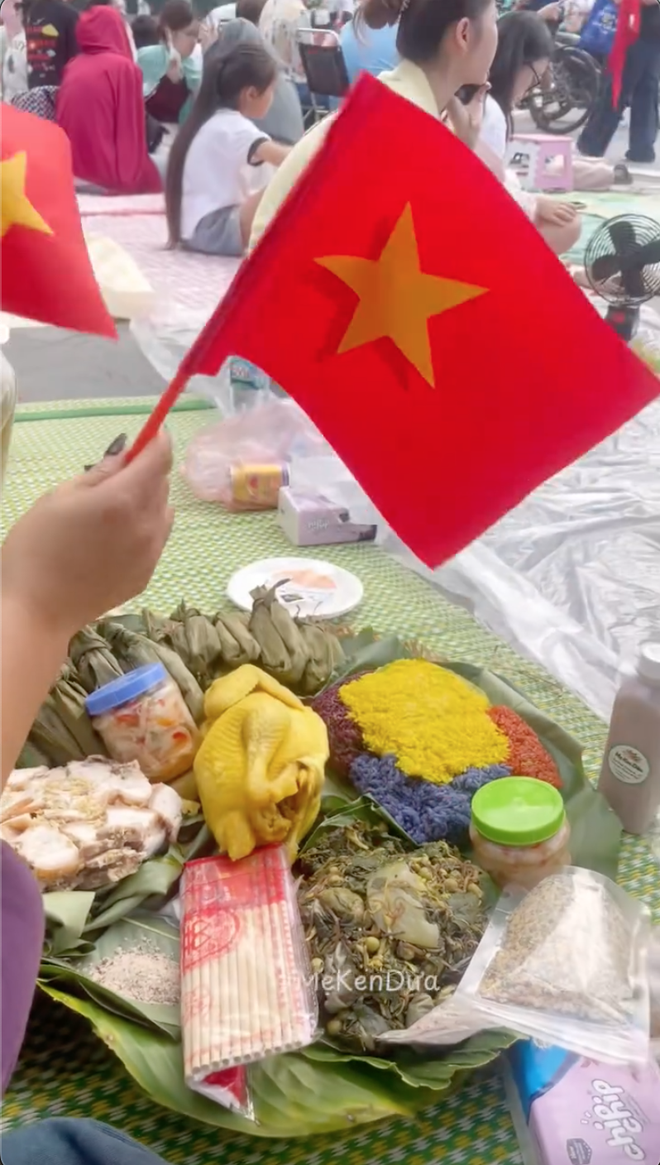 Chủ nhân mâm xôi gà xem diễu binh đang hot nhất MXH: Đi từ 3h30, mang toàn đặc sản quê nhà đến Hà Nội- Ảnh 4. Chủ nhân mâm xôi gà xem diễu binh đang hot nhất MXH: Đi từ 3h30, mang toàn đặc sản quê nhà đến Hà Nội- Ảnh 4.