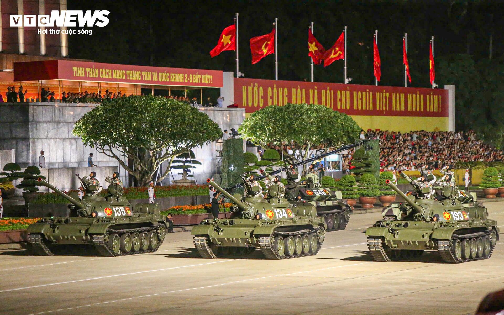 Vạn người reo hò khi xe tăng , tên lửa hùng dũng tiến qua Quảng trường Ba Đình - Ảnh 13. Vạn người reo hò khi xe tăng , tên lửa hùng dũng tiến qua Quảng trường Ba Đình - Ảnh 13.