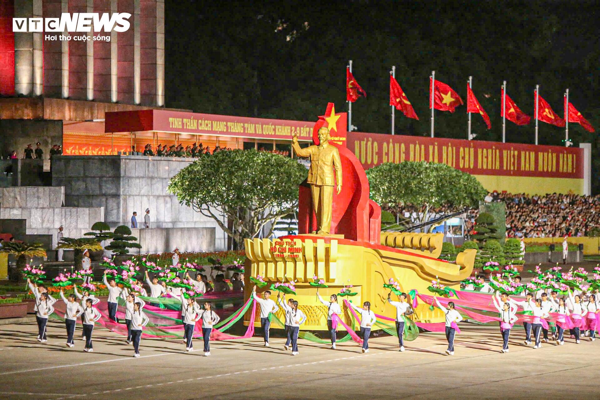 Vạn người reo hò khi xe tăng , tên lửa hùng dũng tiến qua Quảng trường Ba Đình - Ảnh 2. Vạn người reo hò khi xe tăng , tên lửa hùng dũng tiến qua Quảng trường Ba Đình - Ảnh 2.