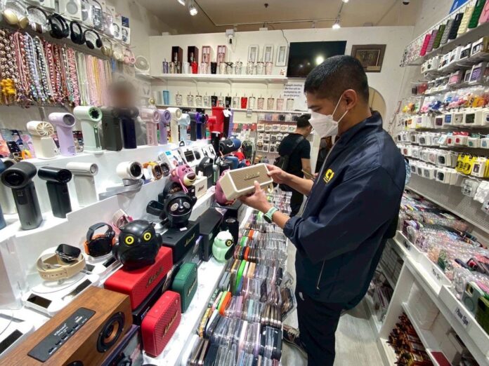 Một thiếu tướng chỉ huy cuộc đột k&iacute;ch, triệt ph&aacute; đường d&acirc;y bu&ocirc;n b&aacute;n loa Marshall giả - Ảnh 2.