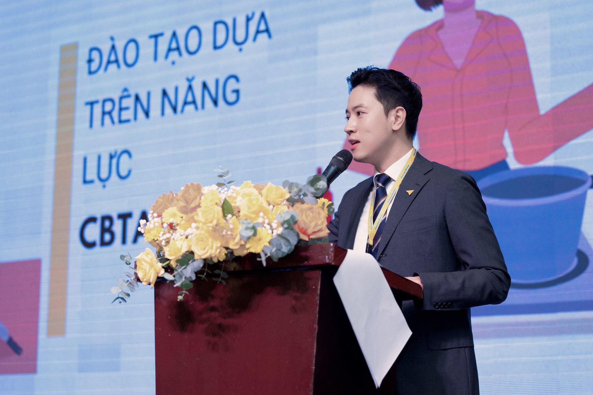 Gi&aacute;m đốc khai th&aacute;c bay của Vietravel Airlines l&agrave;m r&otilde; lộ tr&igrave;nh từ sinh vi&ecirc;n Ngoại thương l&ecirc;n "cơ trưởng trẻ nhất Việt Nam" - Ảnh 1.