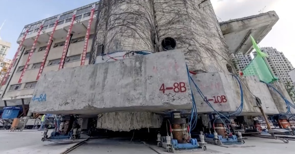 &quot;Thần đèn&quot; Trung Quốc sở hữu năng lực phi thường: Hô biến tòa nhà 7.600 tấn &quot;mọc chân&quot; và đi bộ như người