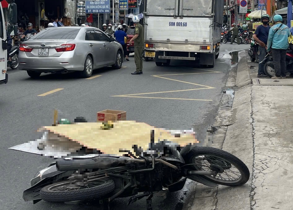 Tai nạn giao thông nghiêm trọng trên đường Hà Huy Giáp , TP HCM làm tài xế tử vong - Ảnh 1.