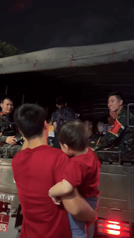 Vợ chồng Duy Mạnh tặng kem, "sĩ hết nấc" khi chụp ảnh cùng chiến sĩ A80 - Ảnh 2. Vợ chồng Duy Mạnh tặng kem, "sĩ hết nấc" khi chụp ảnh cùng chiến sĩ A80 - Ảnh 2.