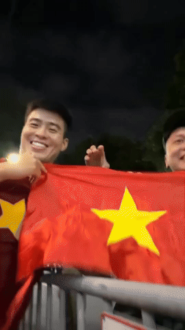 Vợ chồng Duy Mạnh tặng kem, "sĩ hết nấc" khi chụp ảnh cùng chiến sĩ A80 - Ảnh 4. Vợ chồng Duy Mạnh tặng kem, "sĩ hết nấc" khi chụp ảnh cùng chiến sĩ A80 - Ảnh 4.