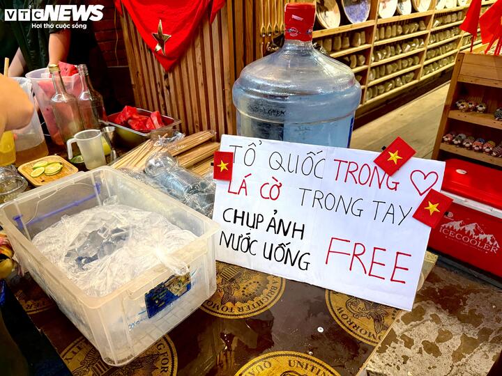 Người đàn ông bất ngờ Giữa phố cổ ngày Quốc khánh 80 năm diễu binh - Ảnh 3.