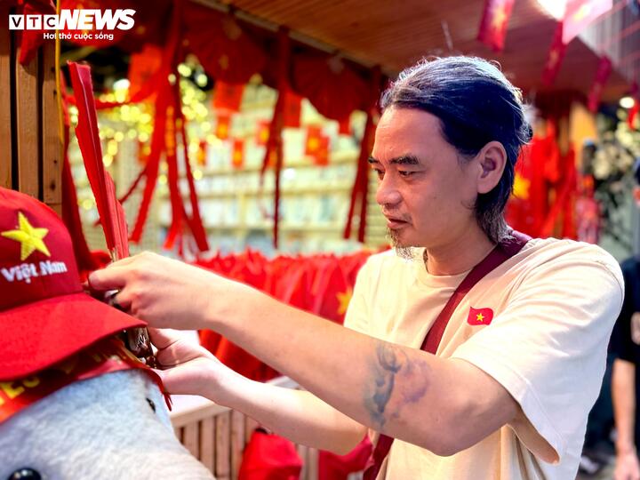 Người đàn ông bất ngờ Giữa phố cổ ngày Quốc khánh 80 năm diễu binh - Ảnh 2.