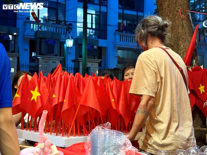 Người đàn ông bất ngờ Giữa phố cổ ngày Quốc khánh 80 năm diễu binh - Ảnh 4.