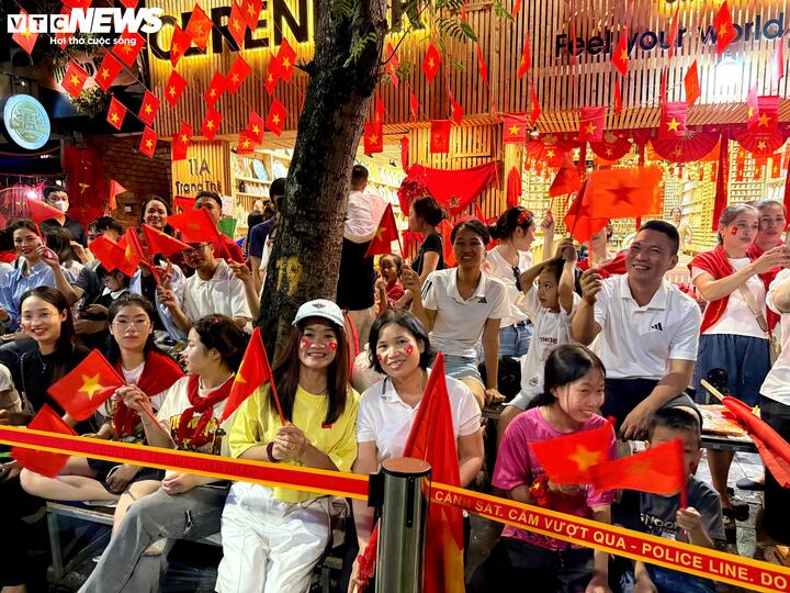 Người đàn ông bất ngờ Giữa phố cổ ngày Quốc khánh 80 năm diễu binh - Ảnh 1.