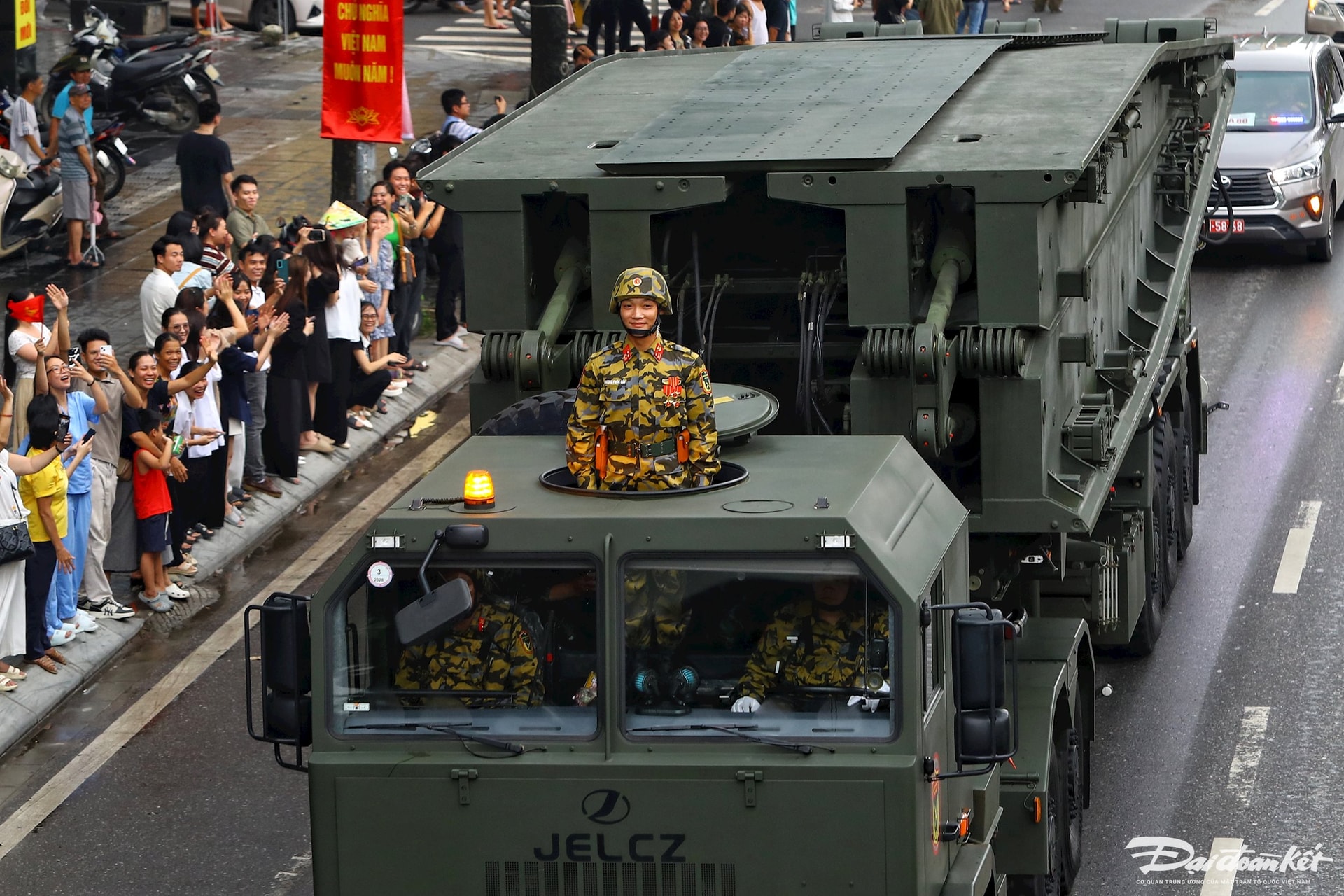 "Gã khổng lồ" dài gần 20 m, chịu tải hơn 72 tấn xuất hiện tại Tổng hợp luyện diễu binh 2/9 có gì đặc biệt? - Ảnh 1.