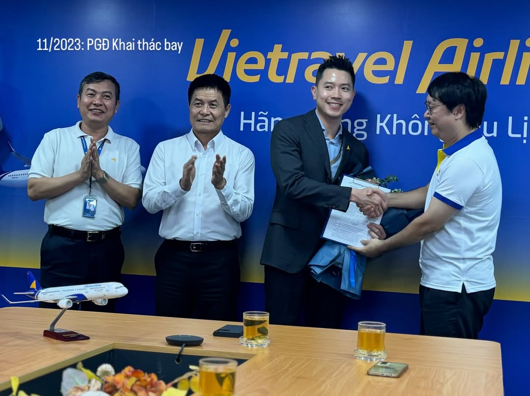 Gi&aacute;m đốc khai th&aacute;c bay của Vietravel Airlines l&agrave;m r&otilde; lộ tr&igrave;nh từ sinh vi&ecirc;n Ngoại thương l&ecirc;n "cơ trưởng trẻ nhất Việt Nam" - Ảnh 7.