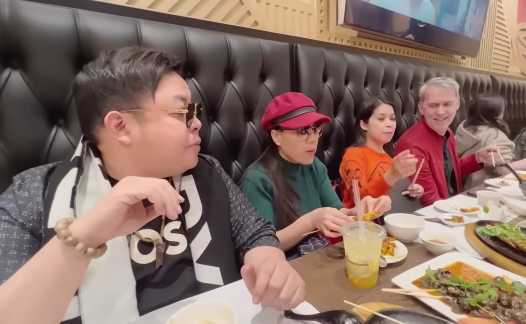 Được vợ chồng tỷ phú Mỹ mời ăn nhà hàng, Quang Lê: "Chọn món nào ngon nhất, mắc nhất cho tôi"- Ảnh 1.