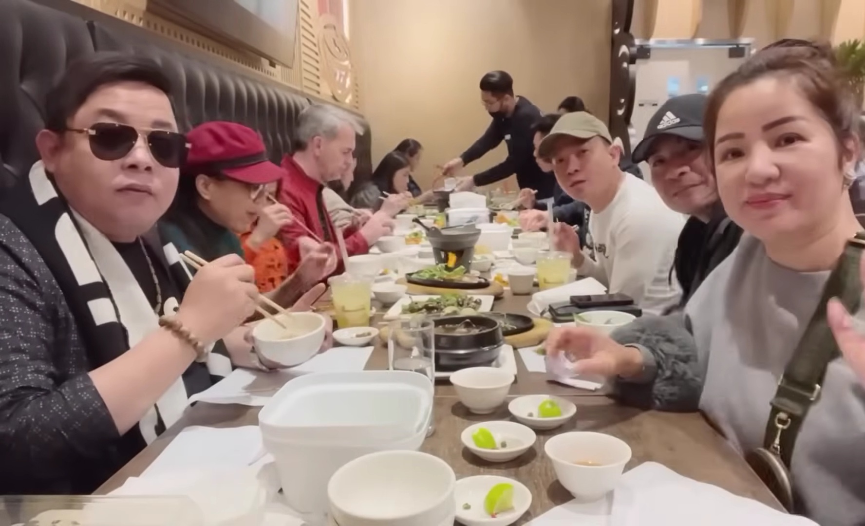 Được vợ chồng tỷ phú Mỹ mời ăn nhà hàng, Quang Lê: "Chọn món nào ngon nhất, mắc nhất cho tôi"- Ảnh 2.