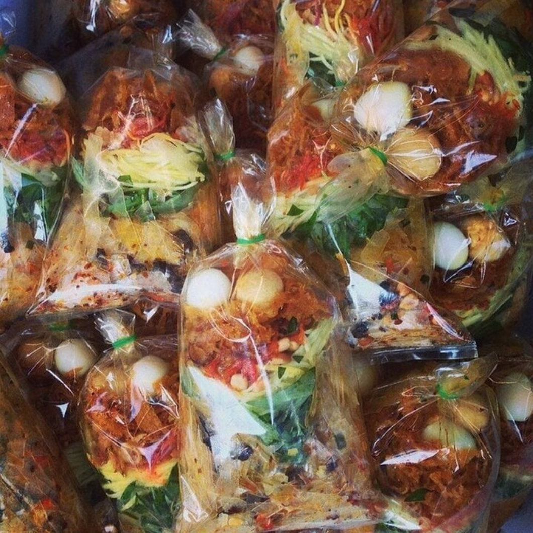 Bánh tráng trộn - món ăn vặt bí ẩn nhất Việt Nam đang thu hút sự chú ý - Ảnh 4. Bánh tráng trộn - món ăn vặt bí ẩn nhất Việt Nam đang thu hút sự chú ý - Ảnh 4.
