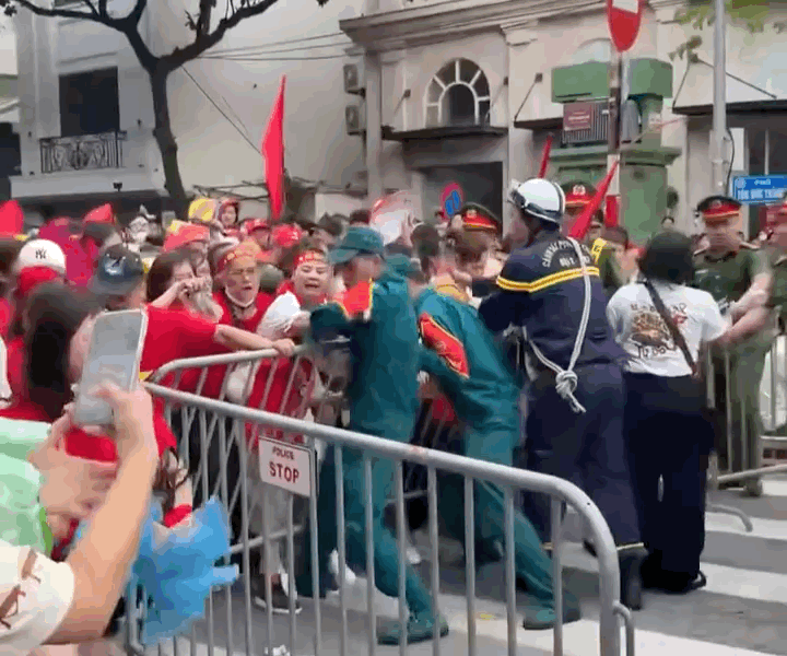 Người dân vượt rào bảo vệ, dẫm nát cây khi đi xem hợp luyện diễu binh: Công an Hà Nội khuyến cáo - Ảnh 1.