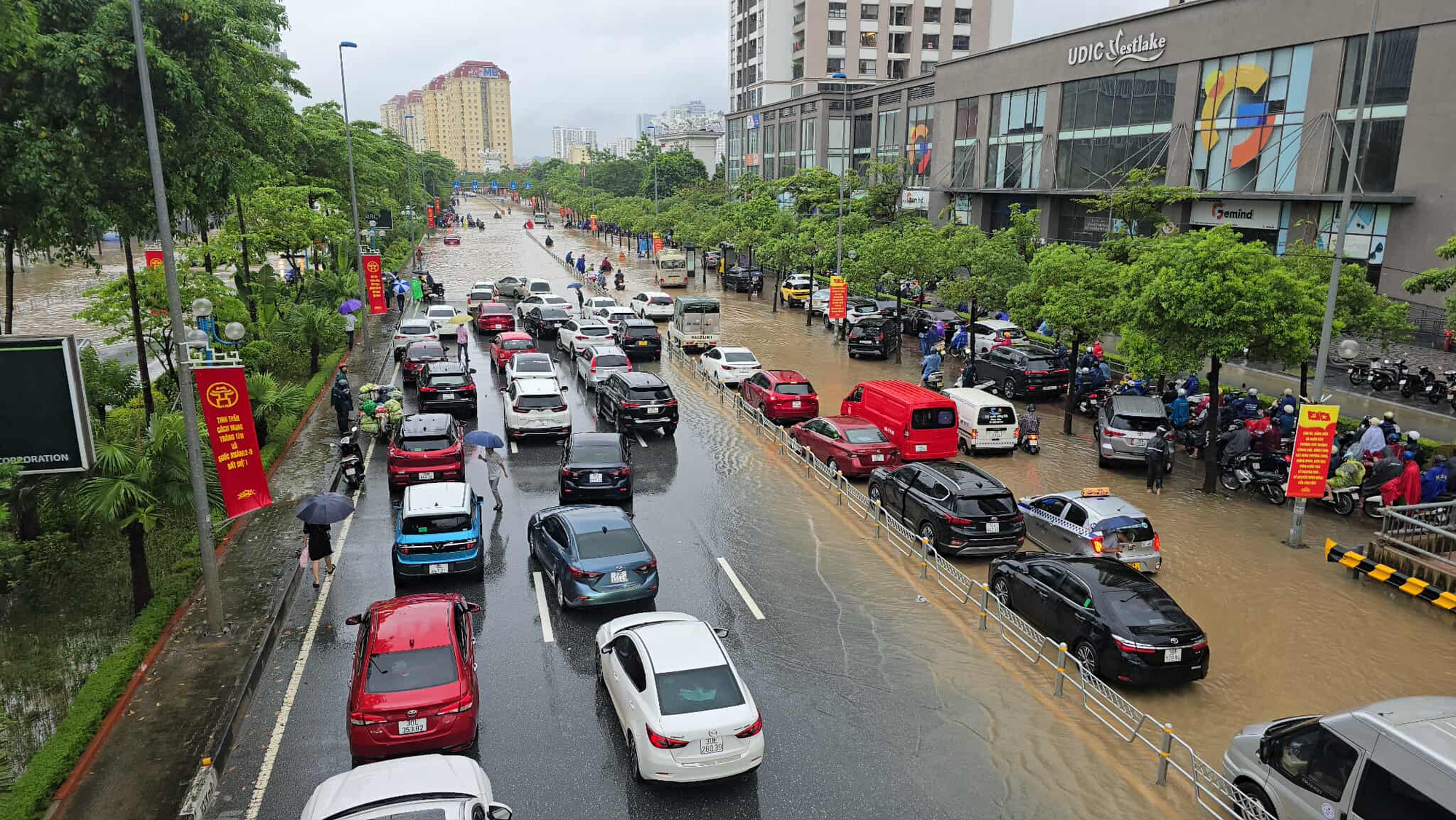 Hà Nội mưa to thâu đêm , nhiều tuyến đường ngập nặng gây ách tắc giao thông - Ảnh 4.