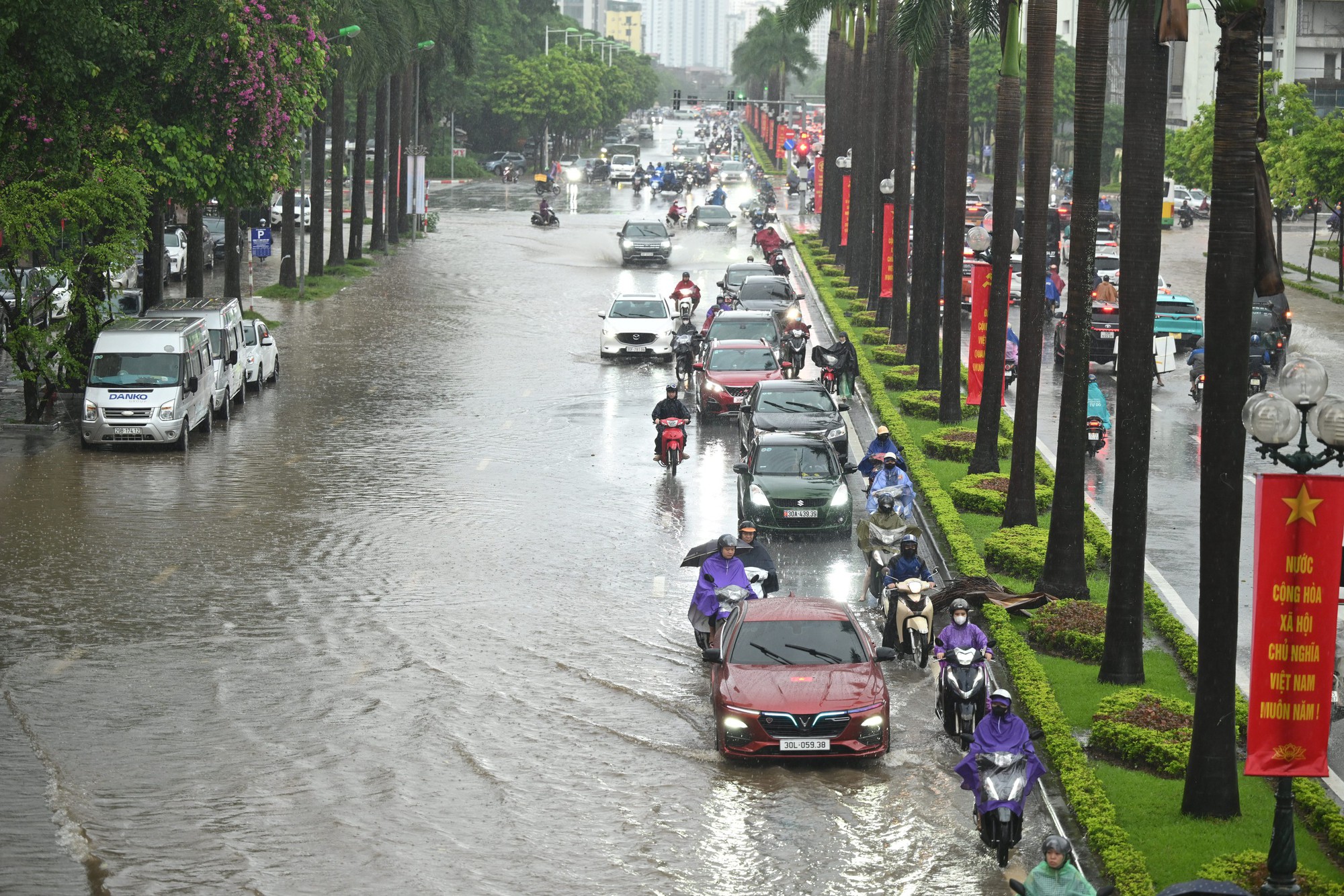 Hà Nội ngập lụt: Buổi sáng không tưởng với nước ngập đến thắt lưng - Ảnh 11.
