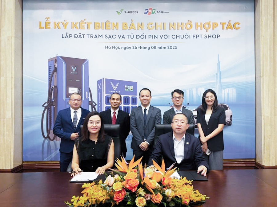 Động Thái Đầu Tiên Của Vinfast Trong Chiến Lược Đổi Pin Xe Máy Điện: Bắt Tay Với Fpt Shop, Cho Phép Đổi Pin Tại Tất Cả Cửa Hàng Trên Toàn Quốc 1 Động Thái Đầu Tiên Của Vinfast Trong Chiến Lược Đổi Pin Xe Máy Điện: Bắt Tay Với Fpt Shop, Cho Phép Đổi Pin Tại Tất Cả Cửa Hàng Trên Toàn Quốc - Ảnh 1.