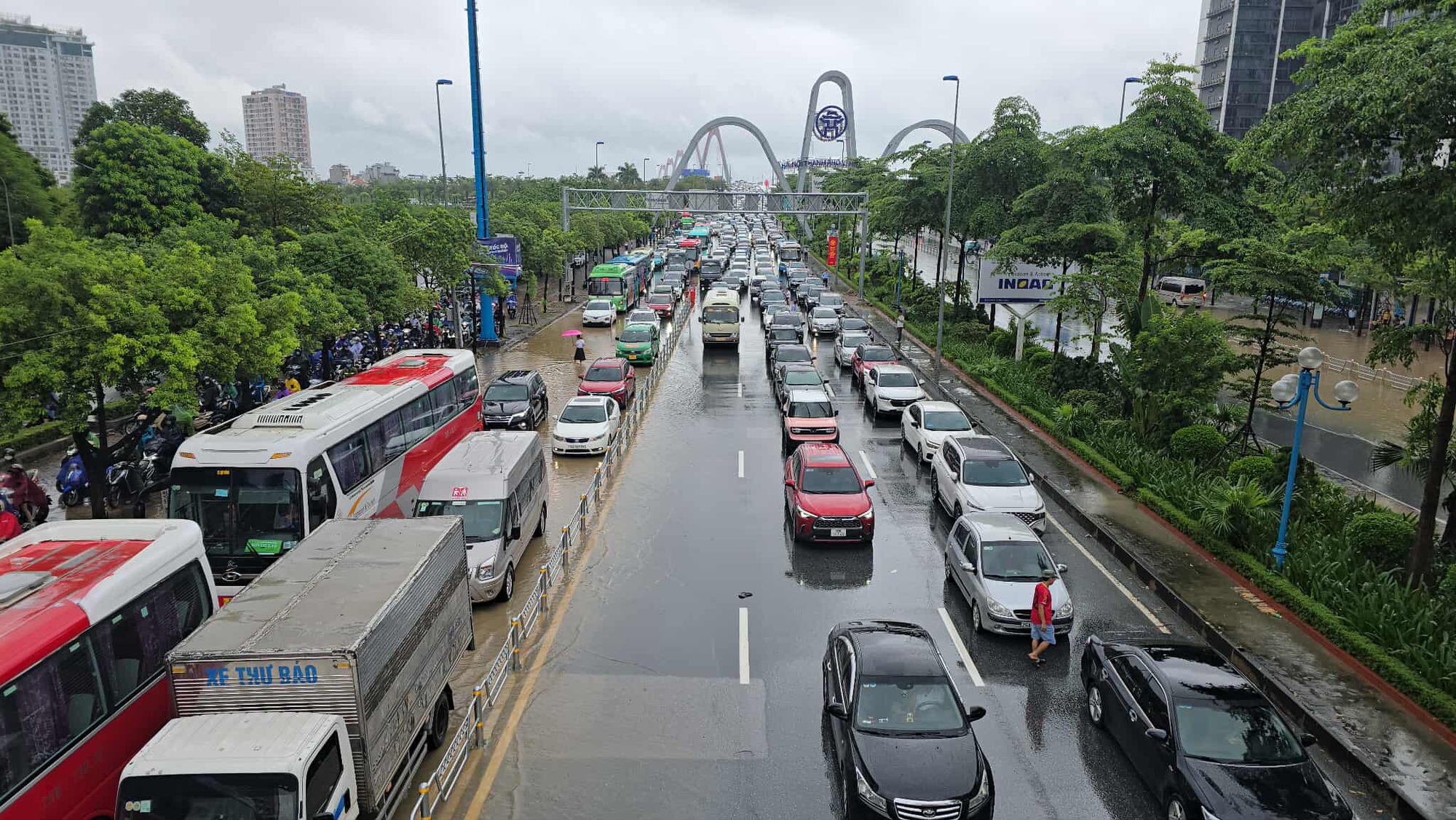 Hà Nội mưa to thâu đêm , nhiều tuyến đường ngập nặng gây ách tắc giao thông - Ảnh 3.
