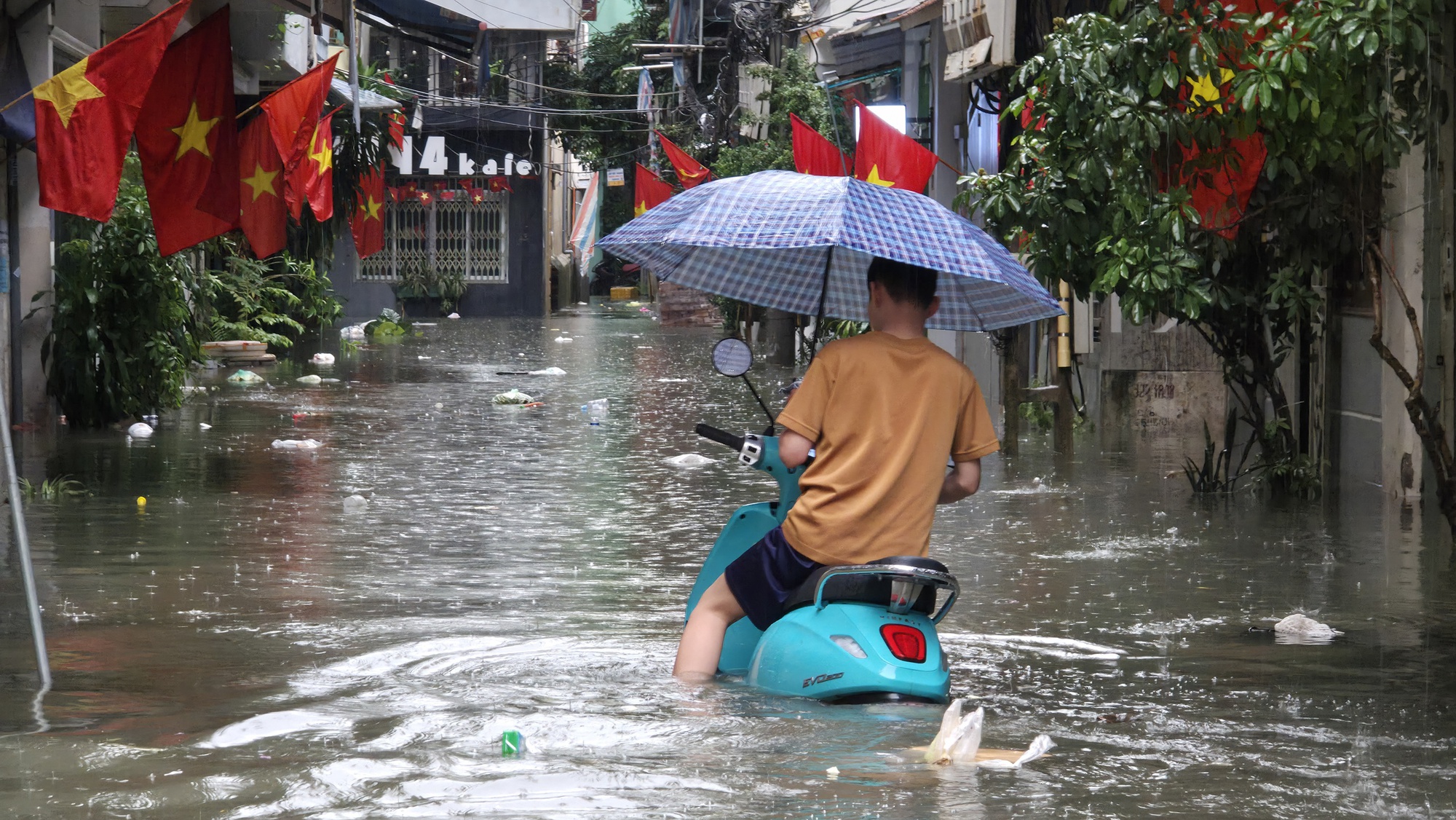 Hà Nội ngập khủng khiếp sau bão số 5 , người dân khốn khổ di chuyển trong biển nước - Ảnh 11.