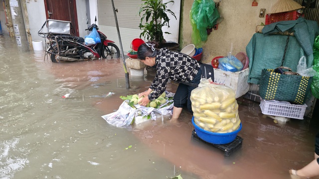 Hà Nội ngập lụt: Buổi sáng không tưởng với nước ngập đến thắt lưng - Ảnh 3.