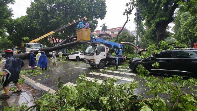 Hà Nội ngập lụt: Buổi sáng không tưởng với nước ngập đến thắt lưng - Ảnh 25.