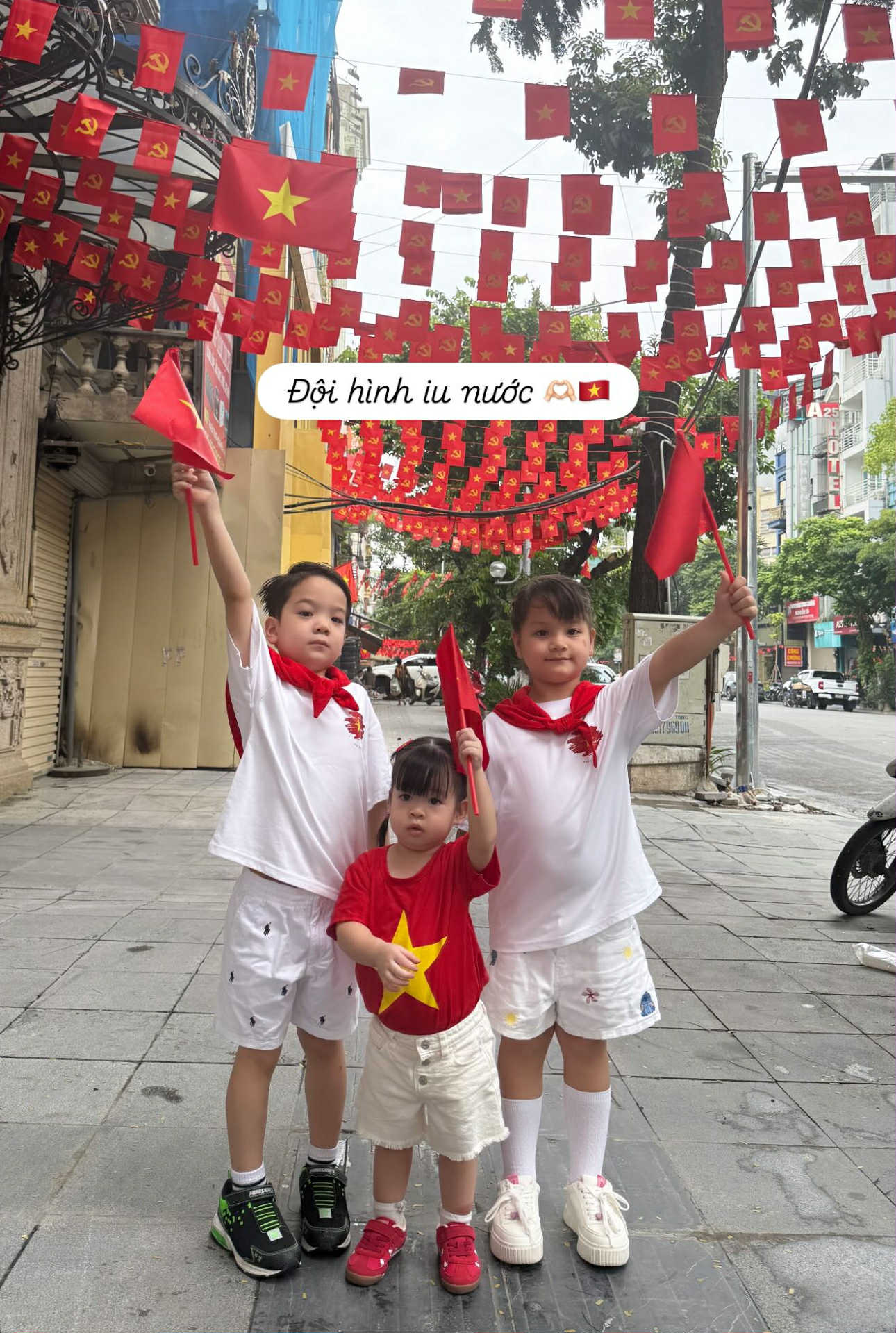 Đỗ Mỹ Linh khoe "đội hình yêu nước" nhà bầu Hiển, ái nữ chủ tịch CLB Hà Nội mặc áo cờ đỏ yêu hết cỡ - Ảnh 1. Đỗ Mỹ Linh khoe "đội hình yêu nước" nhà bầu Hiển, ái nữ chủ tịch CLB Hà Nội mặc áo cờ đỏ yêu hết cỡ - Ảnh 1.