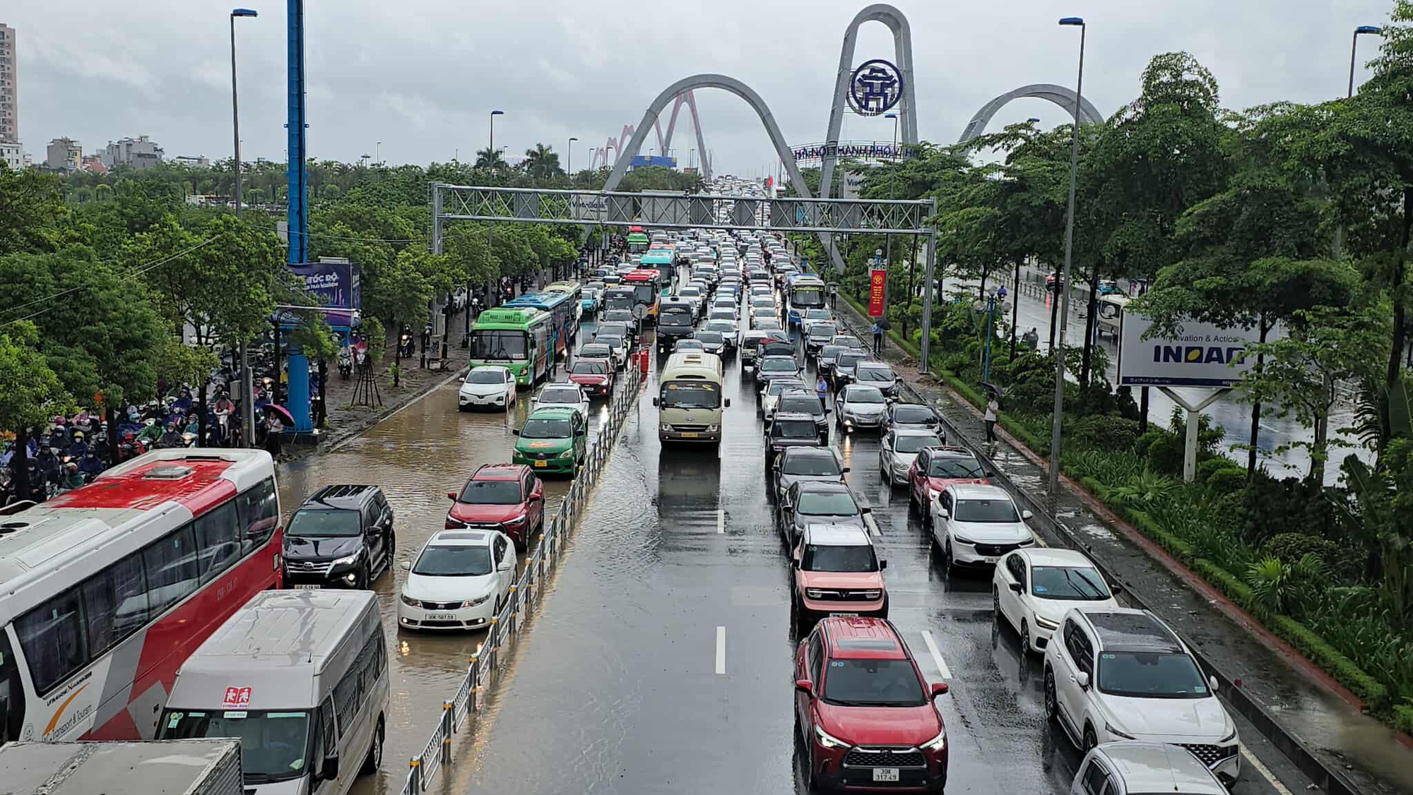 Hà Nội mưa to thâu đêm , nhiều tuyến đường ngập nặng gây ách tắc giao thông - Ảnh 2.