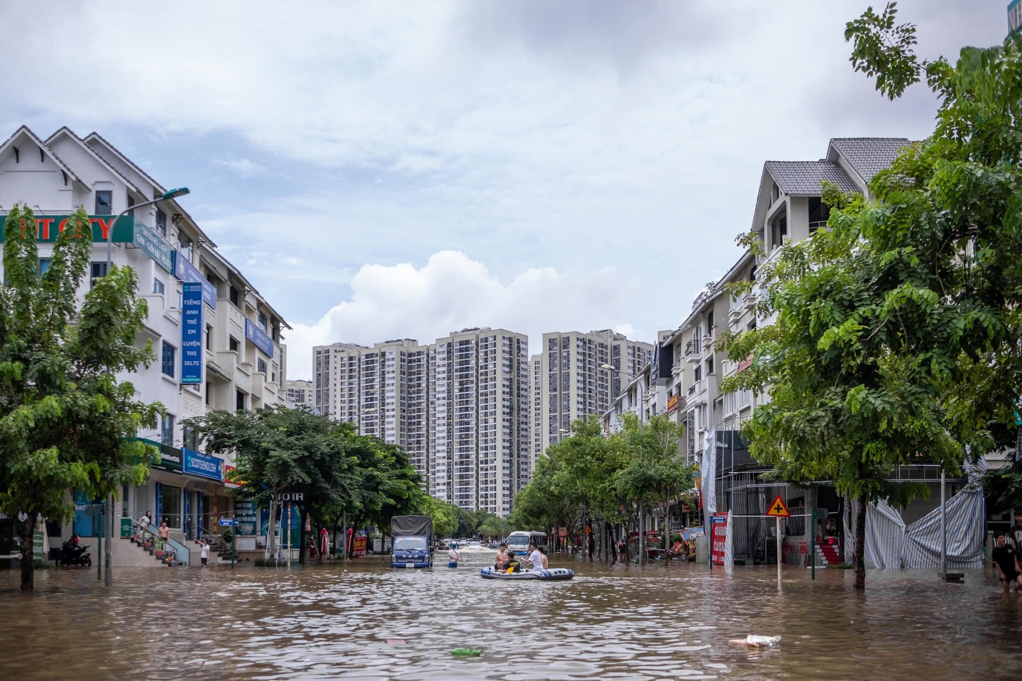 "Làng" biệt thự triệu đô Hà Nội ngập trong "biển nước" - Ảnh 3.
