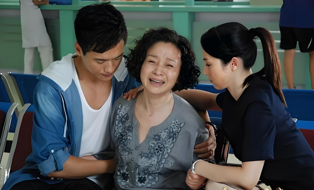 Đột nhiên nhận được điện thoại của em trai vợ, bảo về nhà dỗ dành mẹ, vợ chồng tôi tá hỏa chạy về thì chết điếng- Ảnh 1.