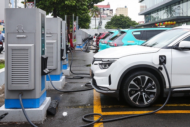 Quy định mới về sạc xe điện VinFast: Chỉ được đỗ 10 phút miễn phí sau khi sạc đầy, phút 11 trở đi phải trả tiền - Ảnh 1. Quy định mới về sạc xe điện VinFast: Chỉ được đỗ 10 phút miễn phí sau khi sạc đầy, phút 11 trở đi phải trả tiền - Ảnh 1.