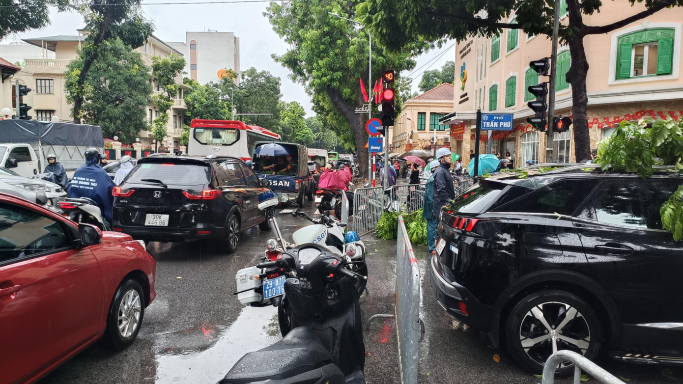 Cây xà cừ cổ thụ đổ đè ô tô trên đường Trần Phú , Hà Nội - Ảnh 12.