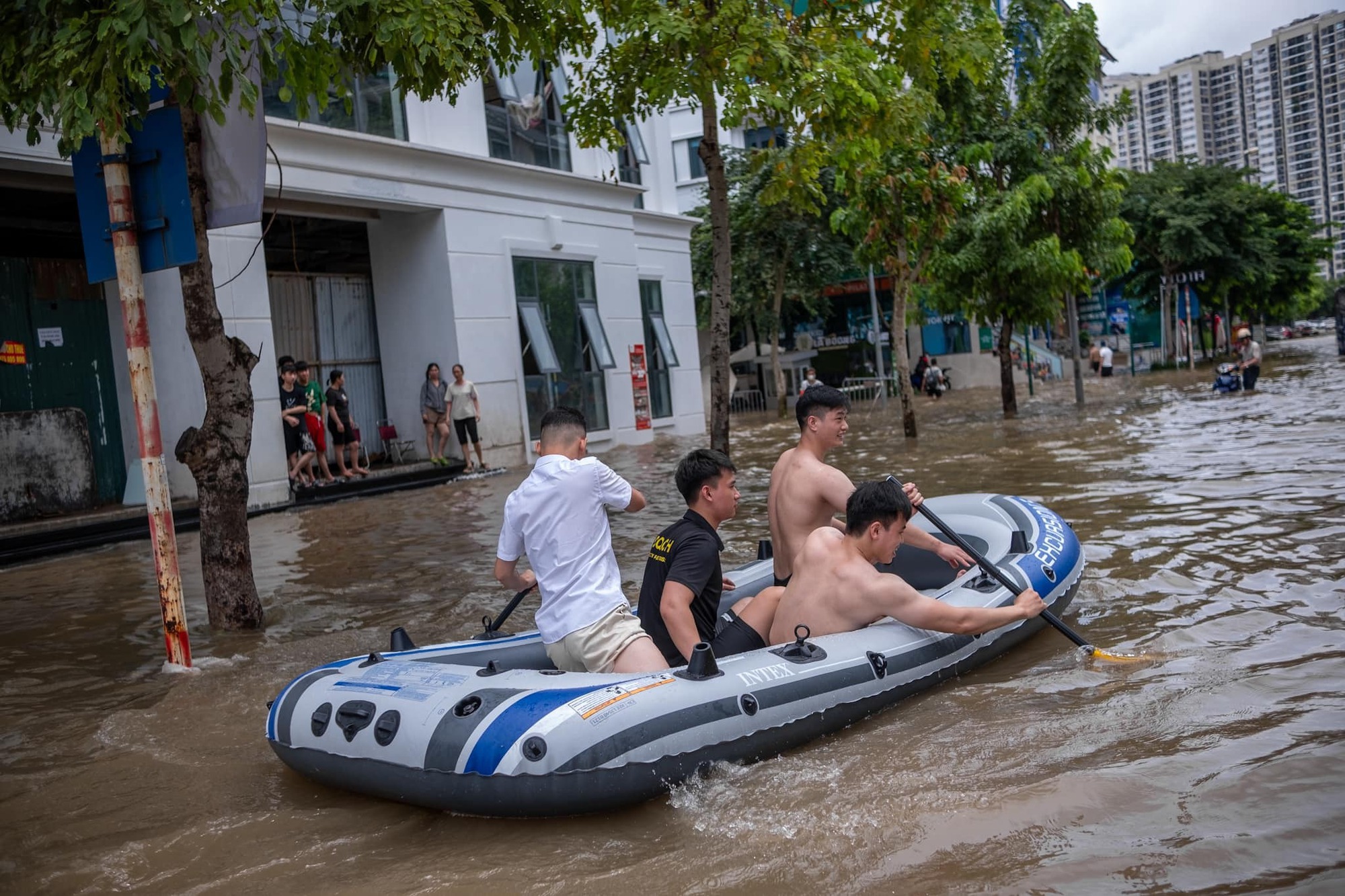 "Làng" biệt thự triệu đô Hà Nội ngập trong "biển nước" - Ảnh 4.
