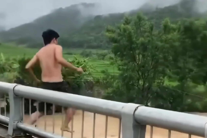Nam thanh niên nhảy cầu suối Xim giữa dòng nước lũ chảy xiết tại thanh hóa - Ảnh 1. Nam thanh niên nhảy cầu suối Xim giữa dòng nước lũ chảy xiết tại thanh hóa - Ảnh 1.