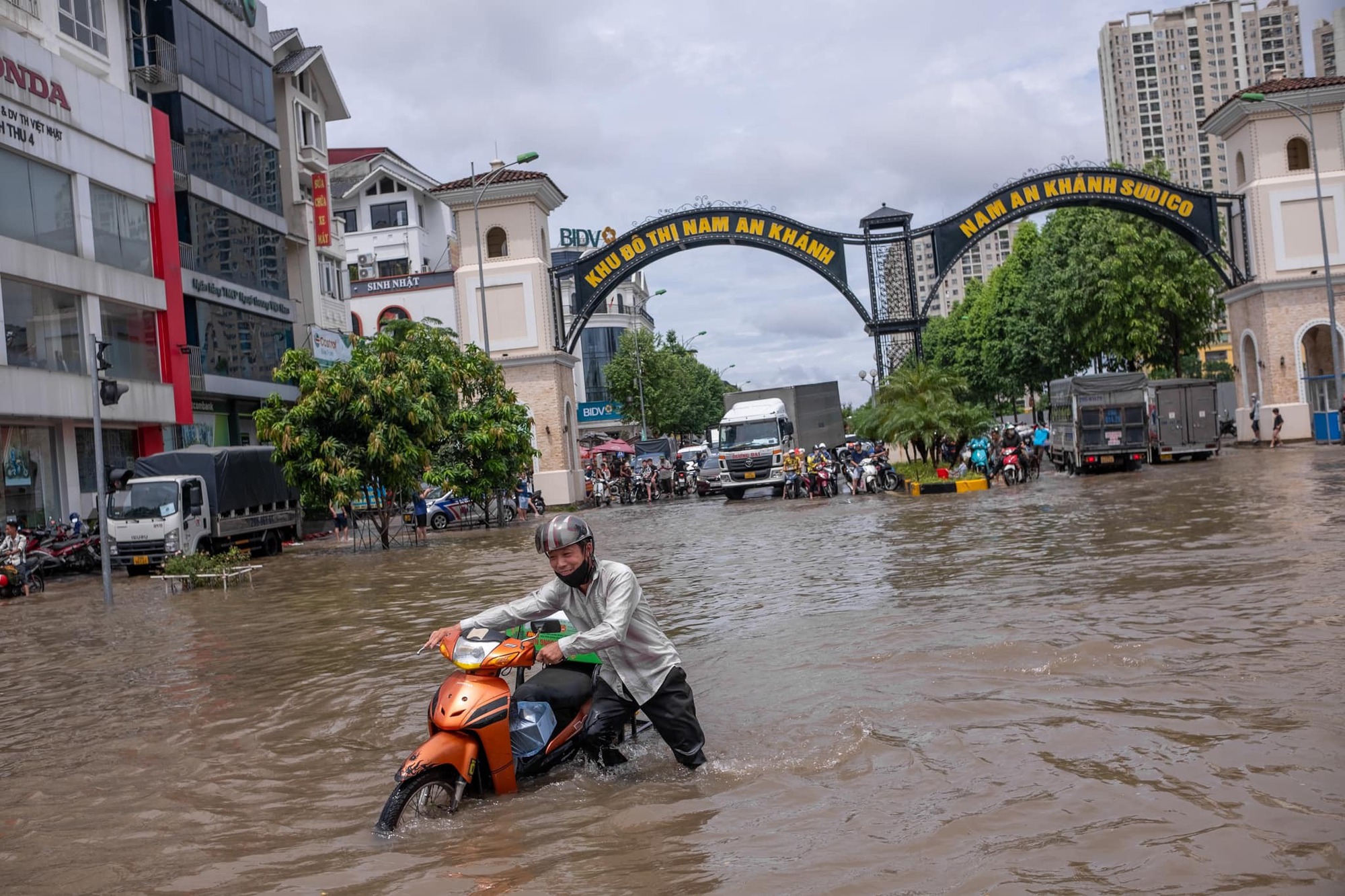 "Làng" biệt thự triệu đô Hà Nội ngập trong "biển nước" - Ảnh 2.