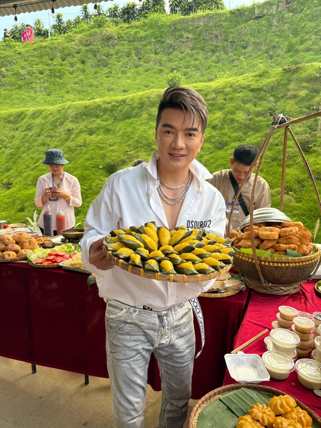 Đàm Vĩnh Hưng: "Tôi mà chịu uốn dẻo hay nịnh nọt giỏi thì giờ đã rất giàu có"- Ảnh 3. Đàm Vĩnh Hưng: "Tôi mà chịu uốn dẻo hay nịnh nọt giỏi thì giờ đã rất giàu có"- Ảnh 3.