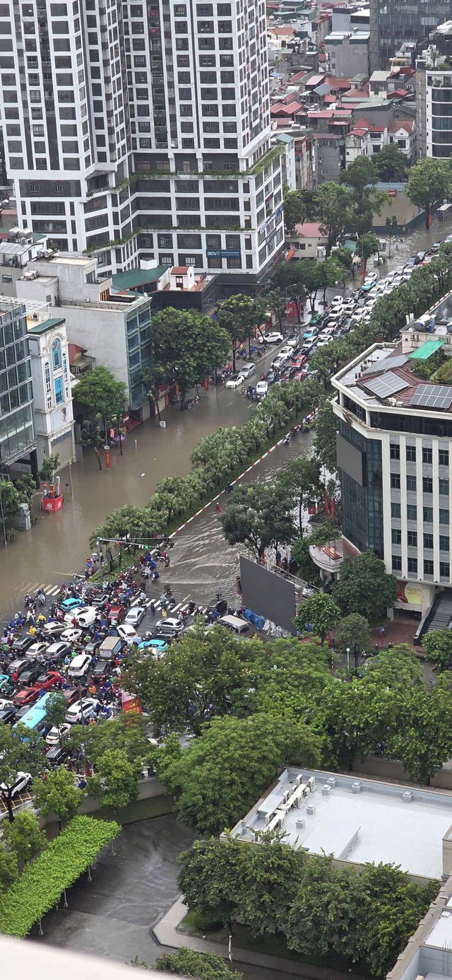 Hà Nội ngập lụt: Buổi sáng không tưởng với nước ngập đến thắt lưng - Ảnh 13.