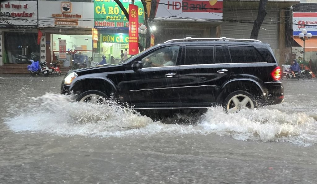 Hệ thống Thoát nước Hà Nội quá tải do mưa lớn nhất mùa , 36 điểm ngập ghi nhận - Ảnh 2.