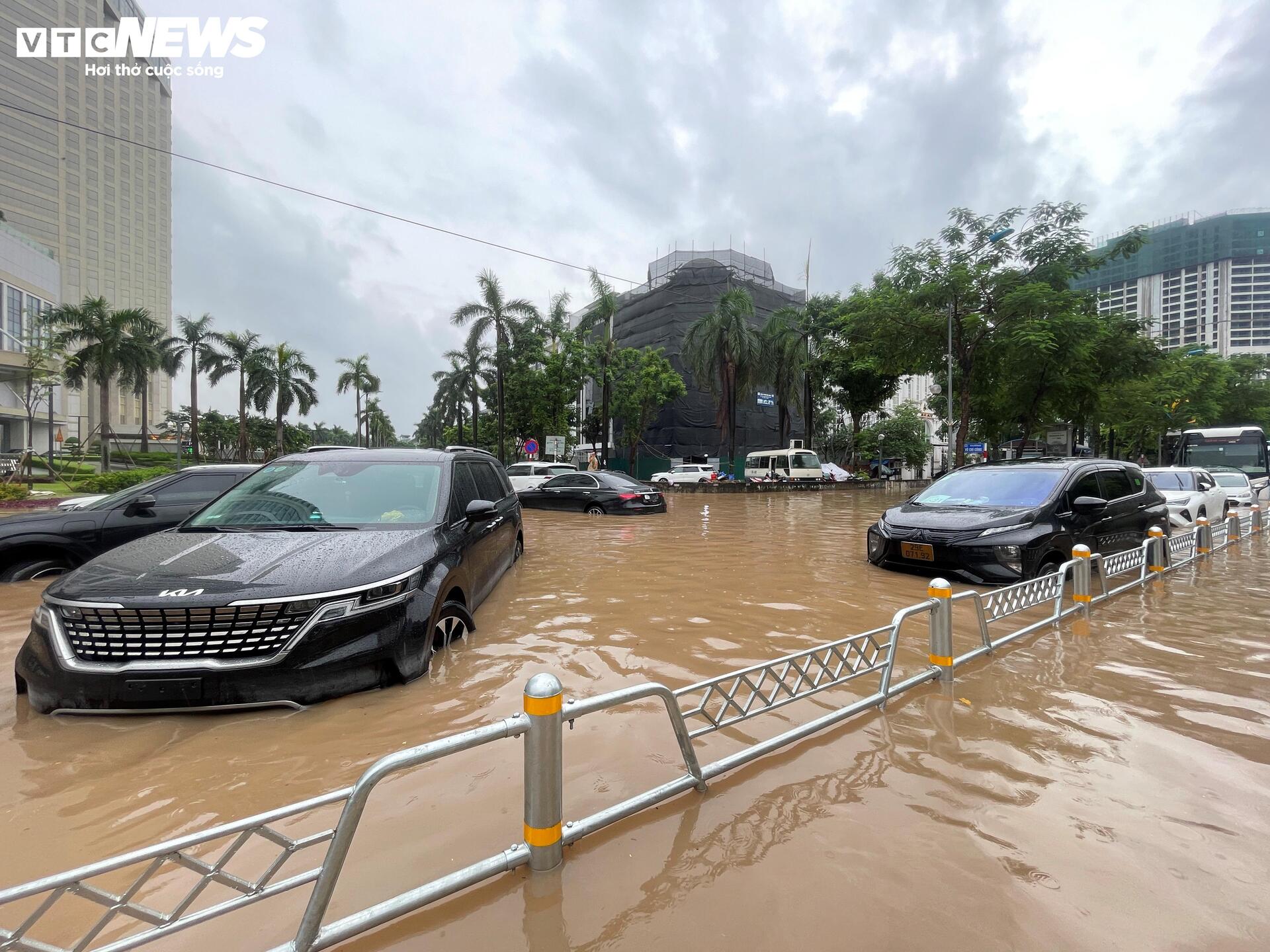 Giao thông Hà Nội hỗn loạn sau mưa lớn, tài xế bỏ ô tô trên đường ngập - Ảnh 6.