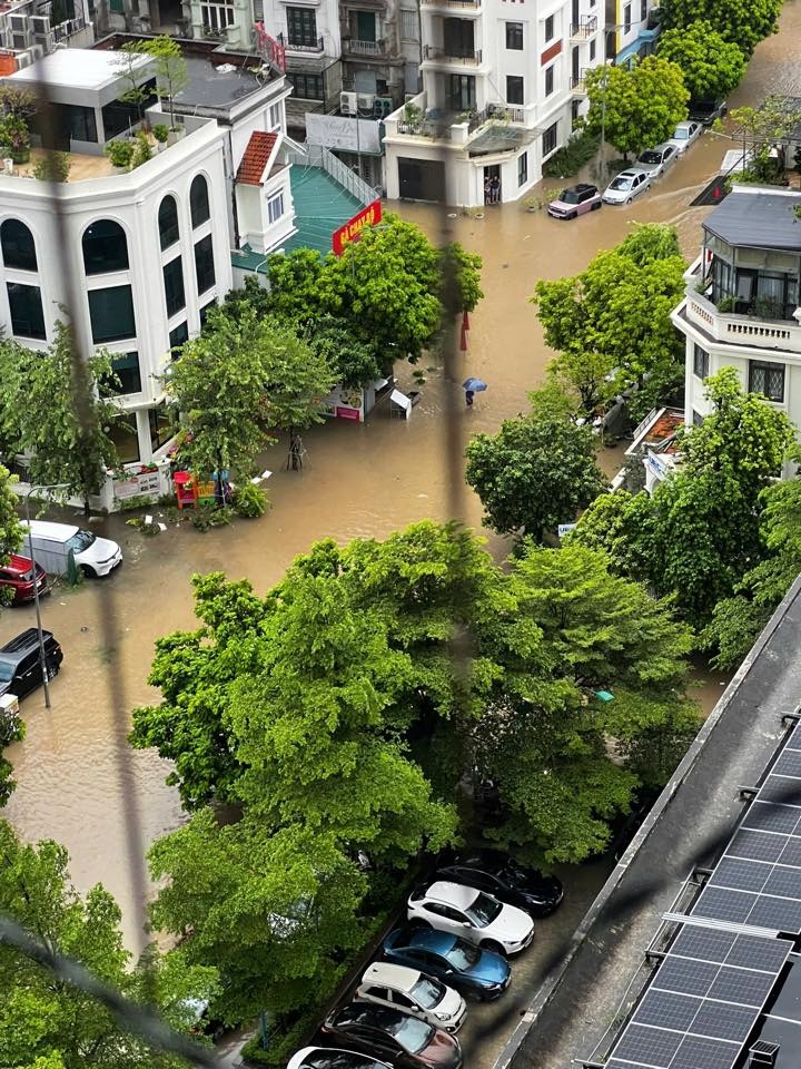 Hà Nội ngập khủng khiếp sau bão số 5 , người dân khốn khổ di chuyển trong biển nước - Ảnh 15.
