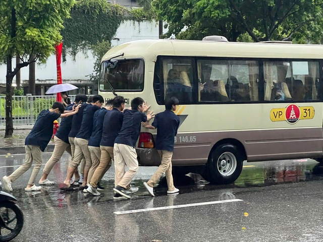 Hà Nội ngập lụt: Buổi sáng không tưởng với nước ngập đến thắt lưng - Ảnh 15.