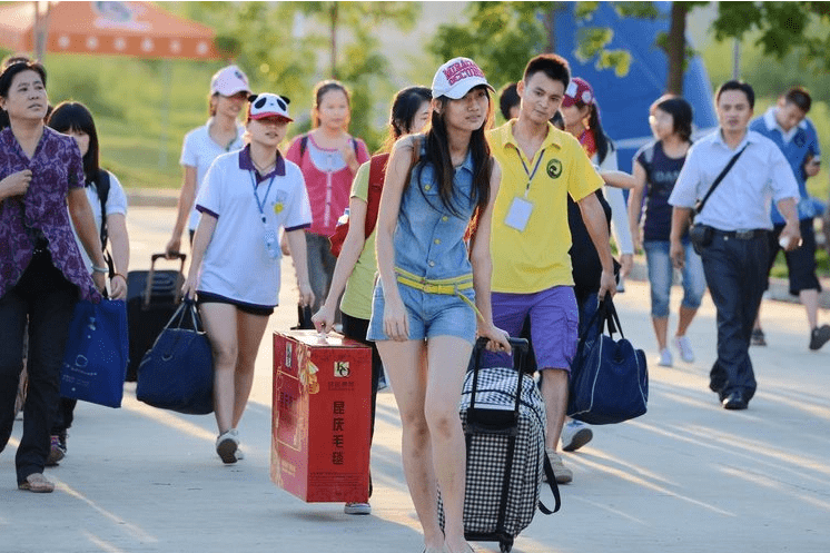 Lên thành phố nhập học gặp ngay đàn anh nhiệt tình ở ga tàu, 10 phút sau nữ sinh phải báo cảnh sát- Ảnh 1.